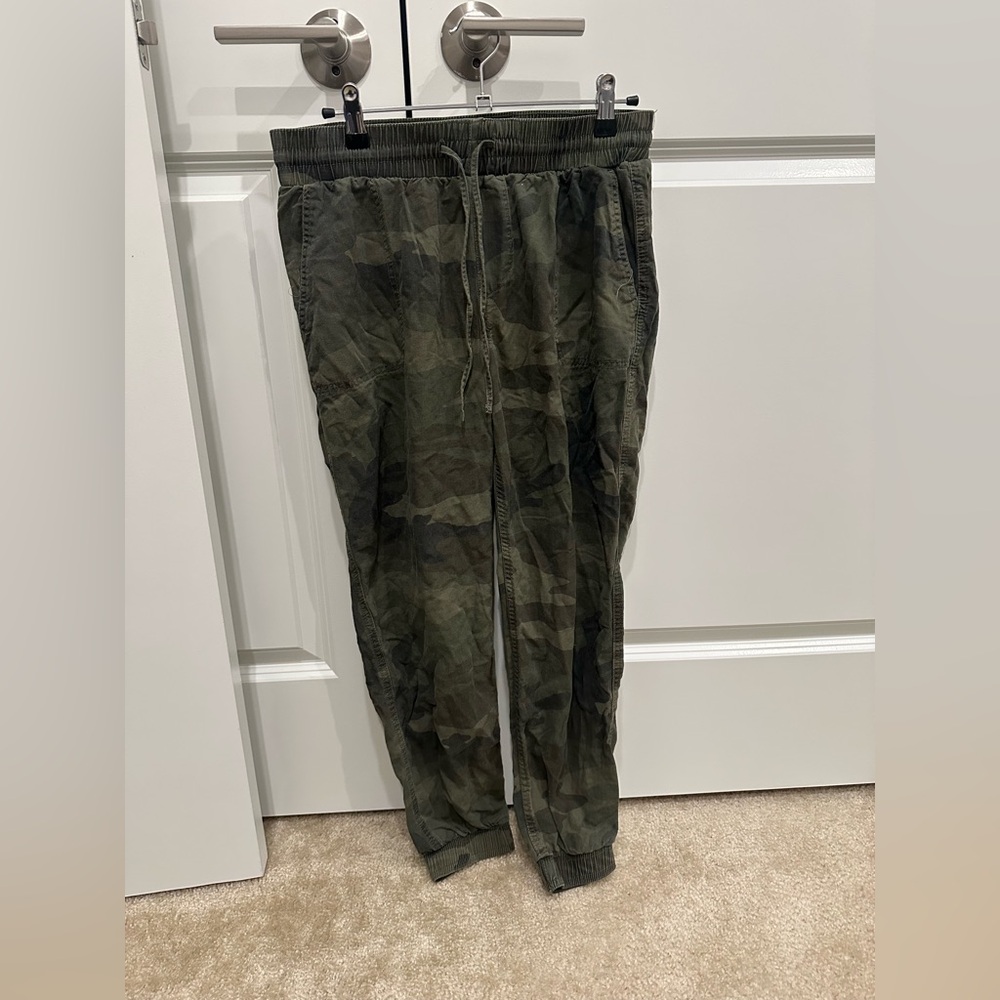Hollister Women’s Green Camouflage Cargo Pants